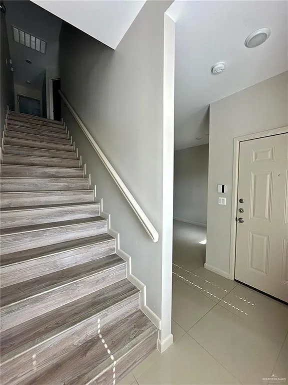3 bed, 2.5 bath, 1400 sqft, $1,400 — Photo 4