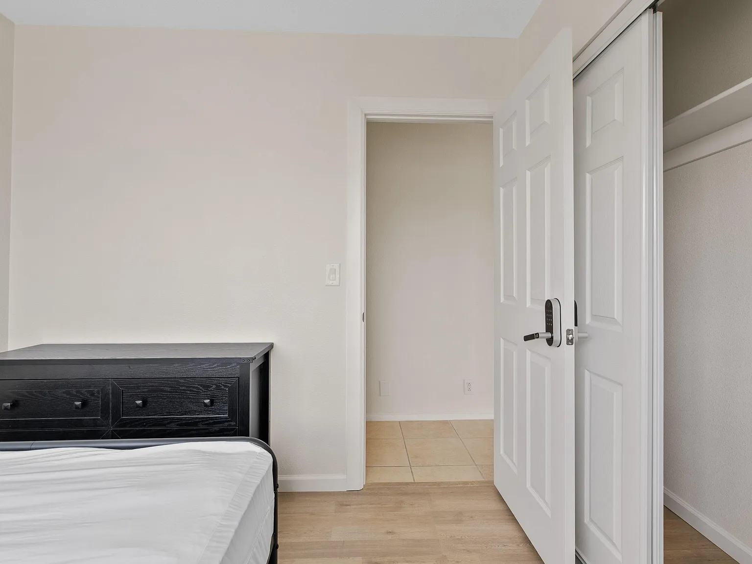 4 bed, 3.0 bath, 2300 sqft, $866 — Photo 2