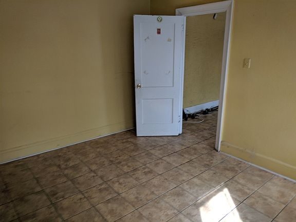 5th image of 140 Carlton Ave