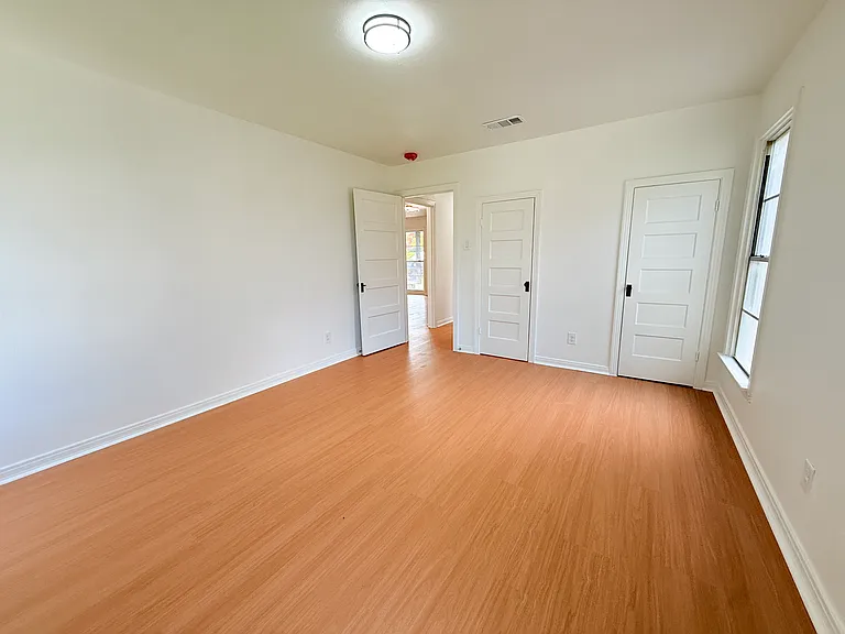 1947 Berwick Ave — Photo 11