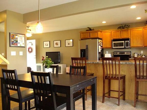 Kitchen eating area and peninsula