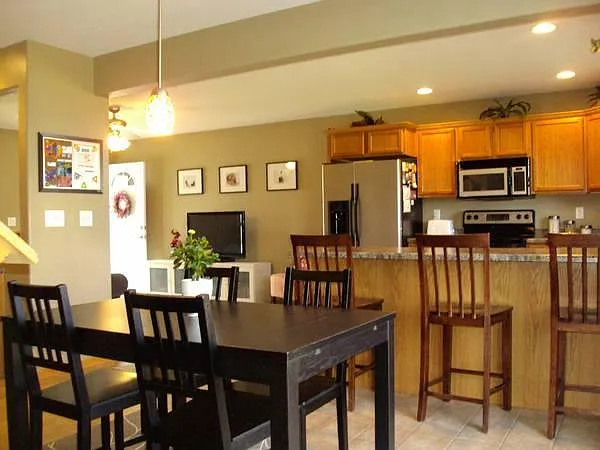 Kitchen eating area and peninsula
