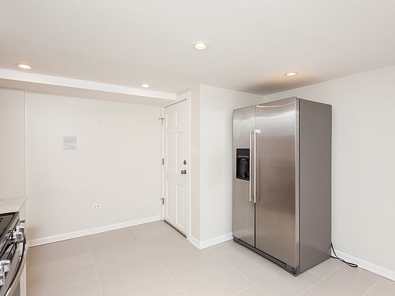 4th image of 3604 W Roscoe St Unit G