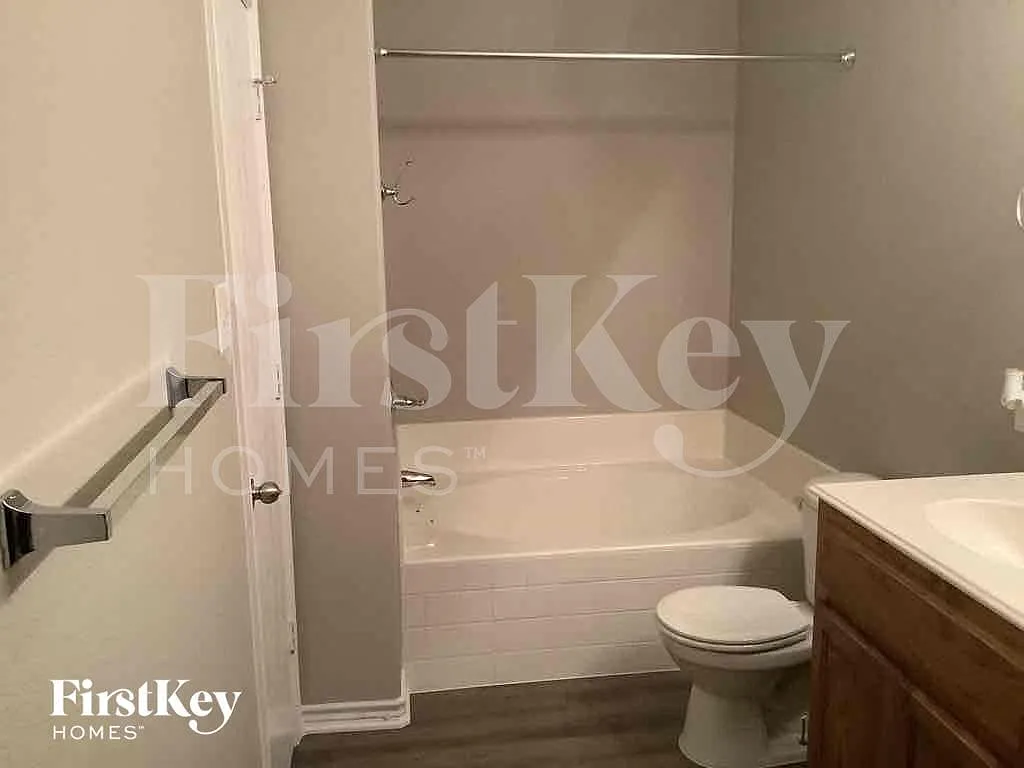 3 bed, 2.0 bath, 2009 sqft, $2,310 — Photo 2