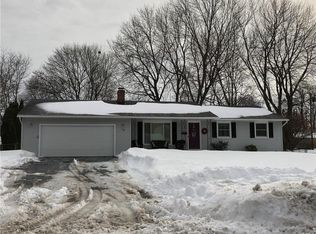 17 Ledgewood Dr, Rochester, NY 14615