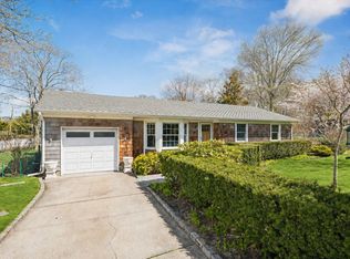 5 Maryland Blvd, Hampton Bays, NY 11946