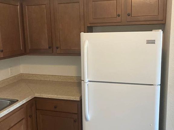 3rd image of 619 Kellogg Ave #2