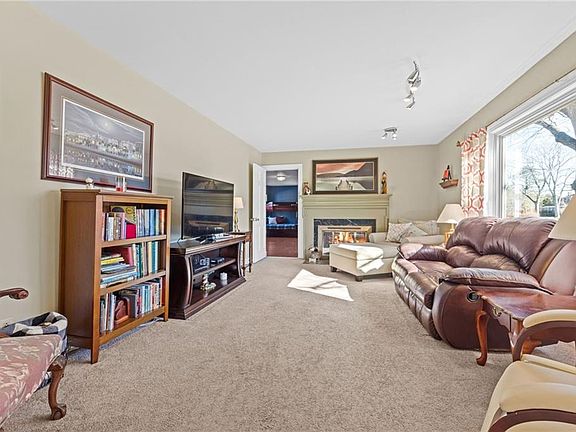 4th image of 21 Whitehouse Cir