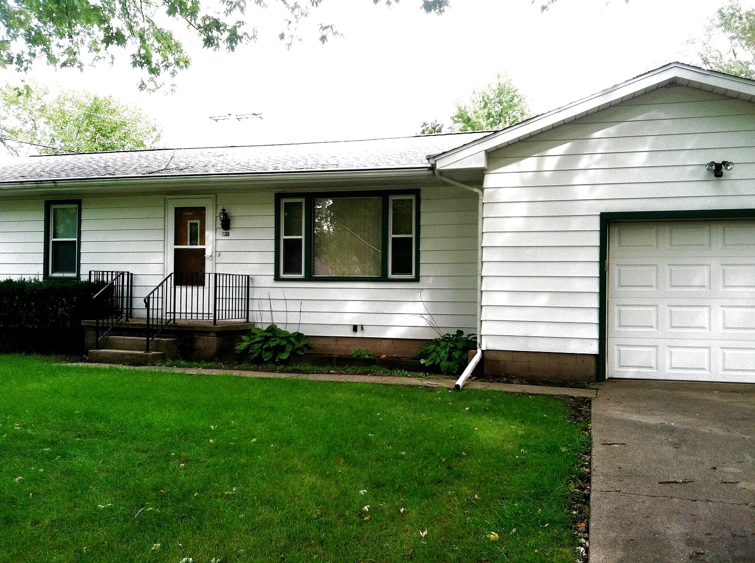 1306 Cambridge Dr photo 1