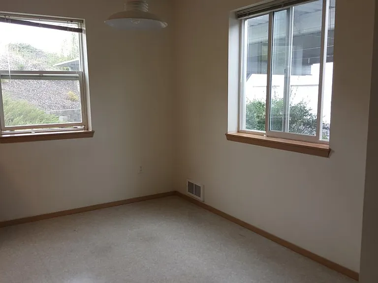 450 NW Parr Dr #2 — Photo 4