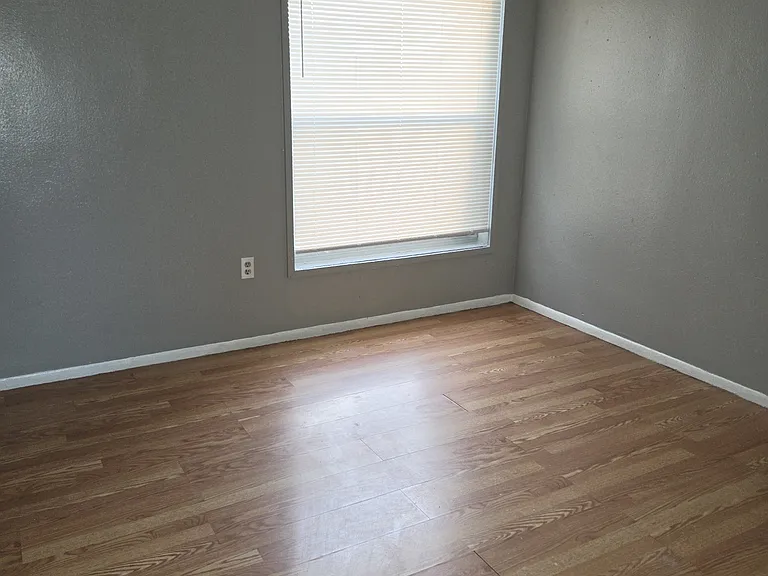 1027 Sumner St — Photo 13