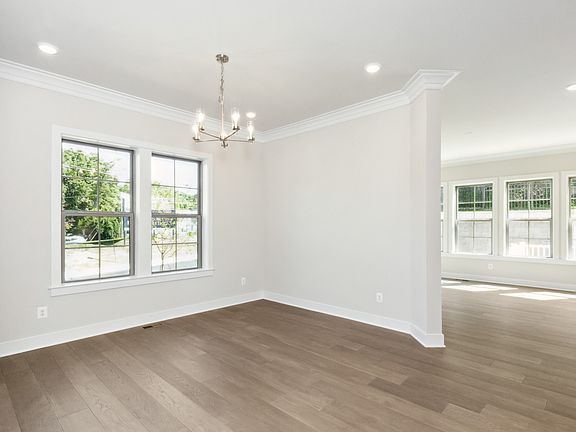 5th image of 2901 Hume Ave