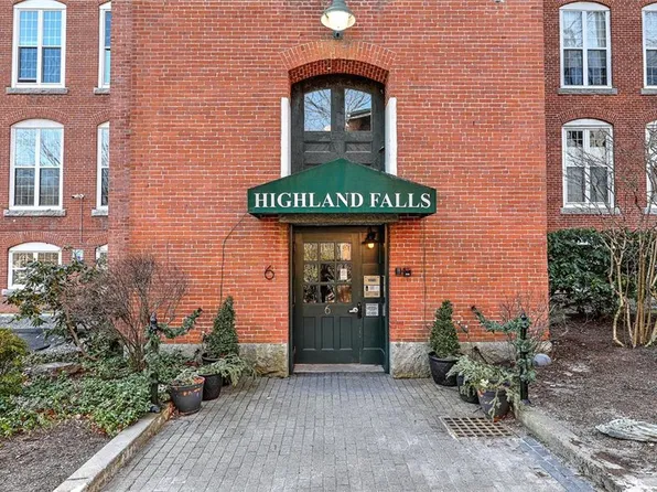 2 School St #304, Lincoln, RI 02865