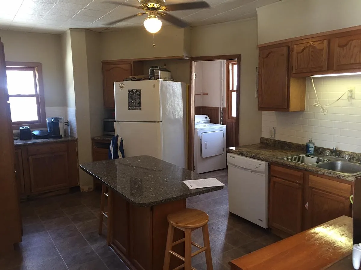 4 bed, 1.5 bath, 1400 sqft, $1,600 — Photo 1