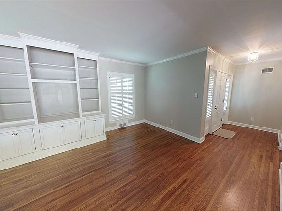 3rd image of 5137 Charlotte Cres N
