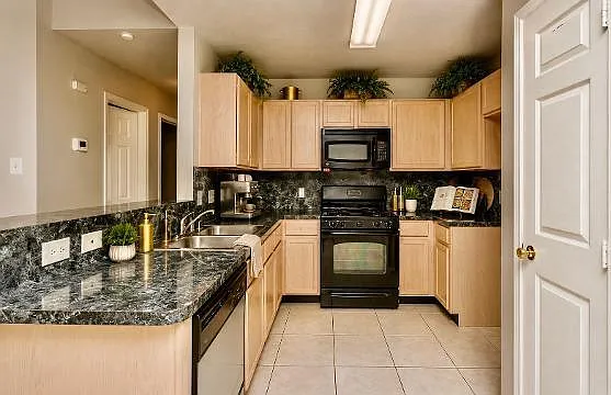 3 bed, 2.0 bath, 1250 sqft, $1,995 — Photo 3