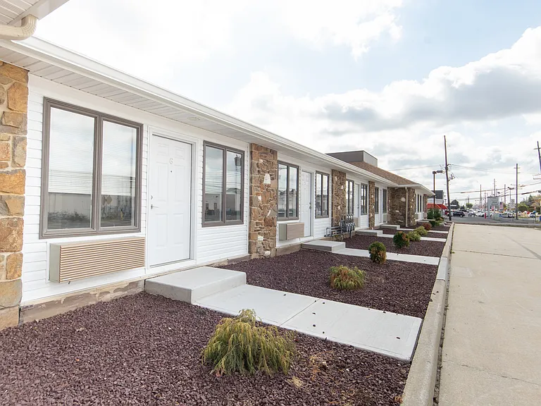 Glasstown Village Apartments — Photo 10