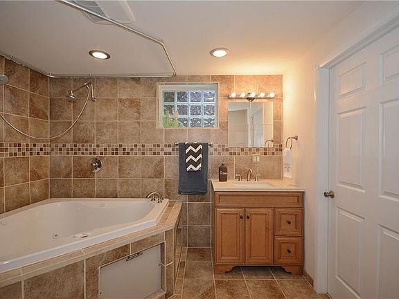 2nd image of 1022 S Harvey Ave