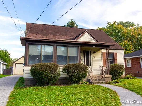 47 Farnham St SE, Kentwood, MI 49548