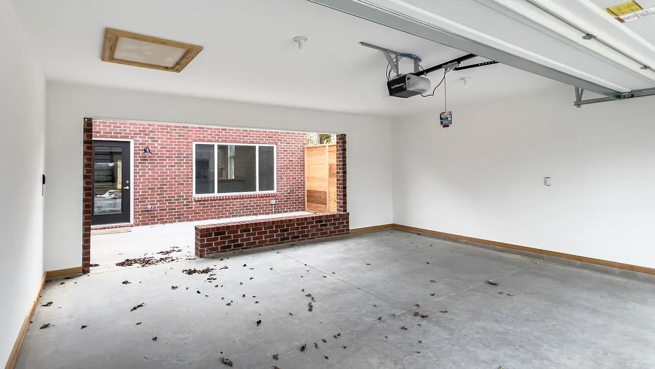 10911 Thompson Ln — Photo 3