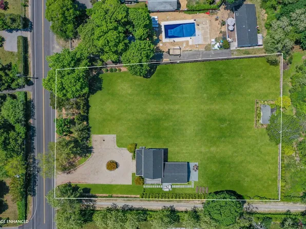 11 Shinnecock Rd, Hampton Bays, NY 11946