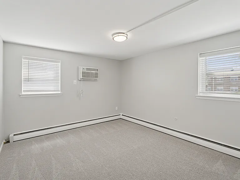 Rosedale Court Apartments — Photo 6