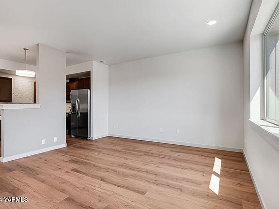 Living Room (unit B)>