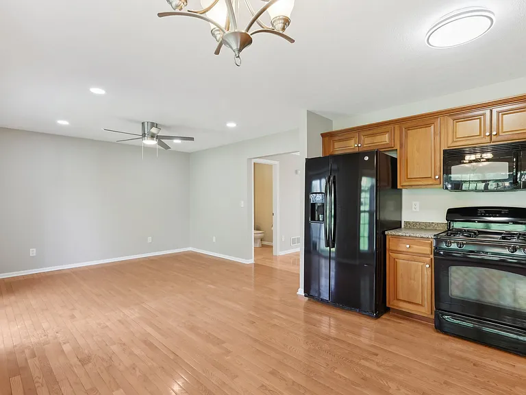 Kitchen with Eat-In Area