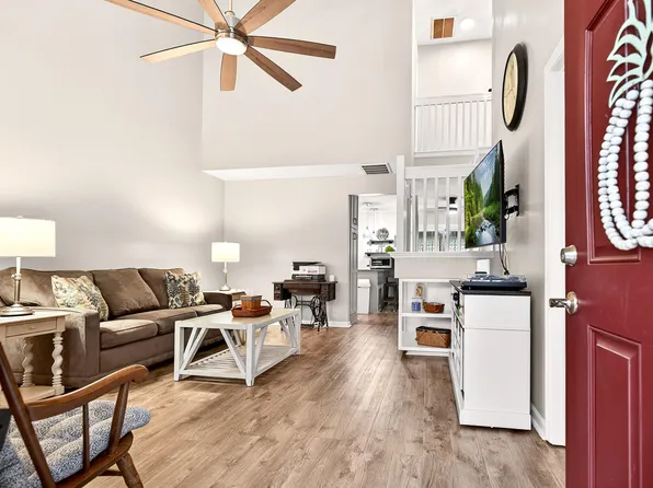 300 Yellow Hawthorn Cir, Summerville, SC 29483