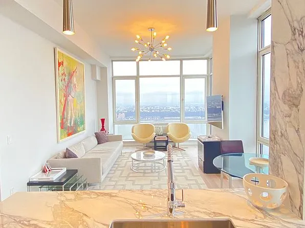 635 W 42nd St APT 45A, New York, NY 10036