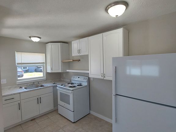 2nd image of 1121-1123 6th Way