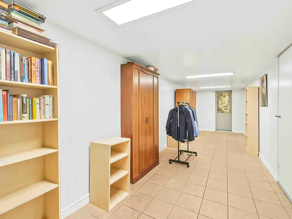 23-13 Ditmars Boulevard image 12 of 18