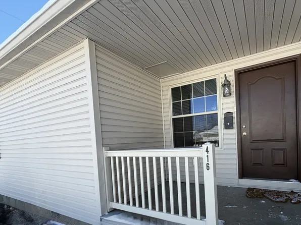 416 E 6th St, Uhrichsville, OH 44683