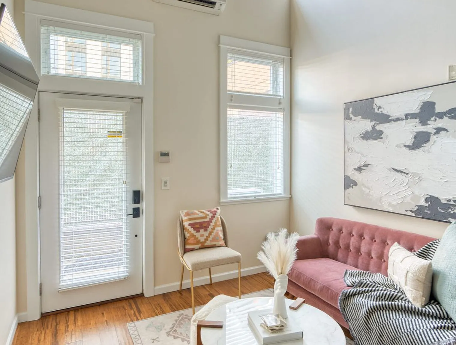 2 bed, 1.0 bath, 742 sqft, $4,117 — Photo 2