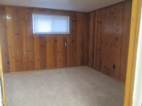 left side of bedroom