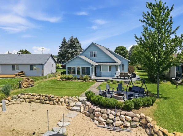 7201 Holiday Dr, Stanwood, MI 49346