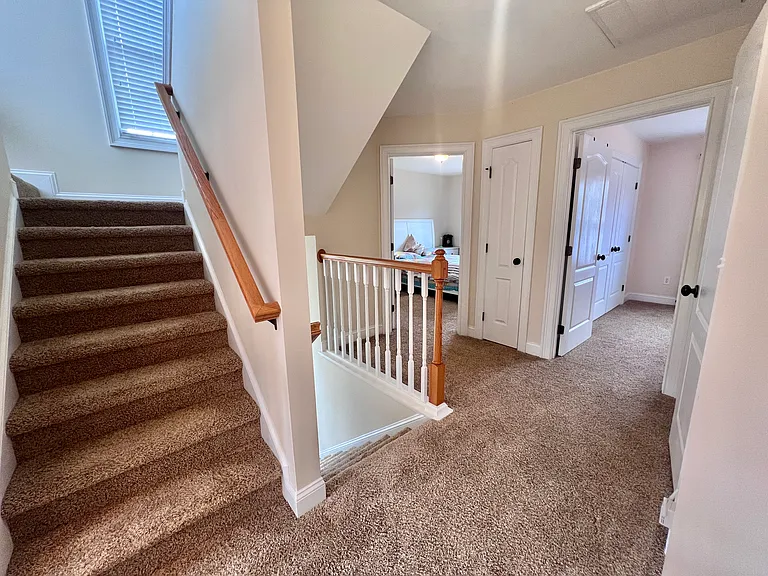 Hall way- 2nd floor- Pic 1
