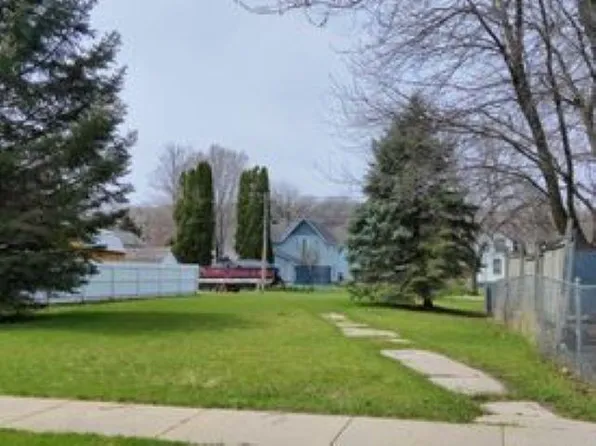 707 Maple Ave, Decorah, IA 52101