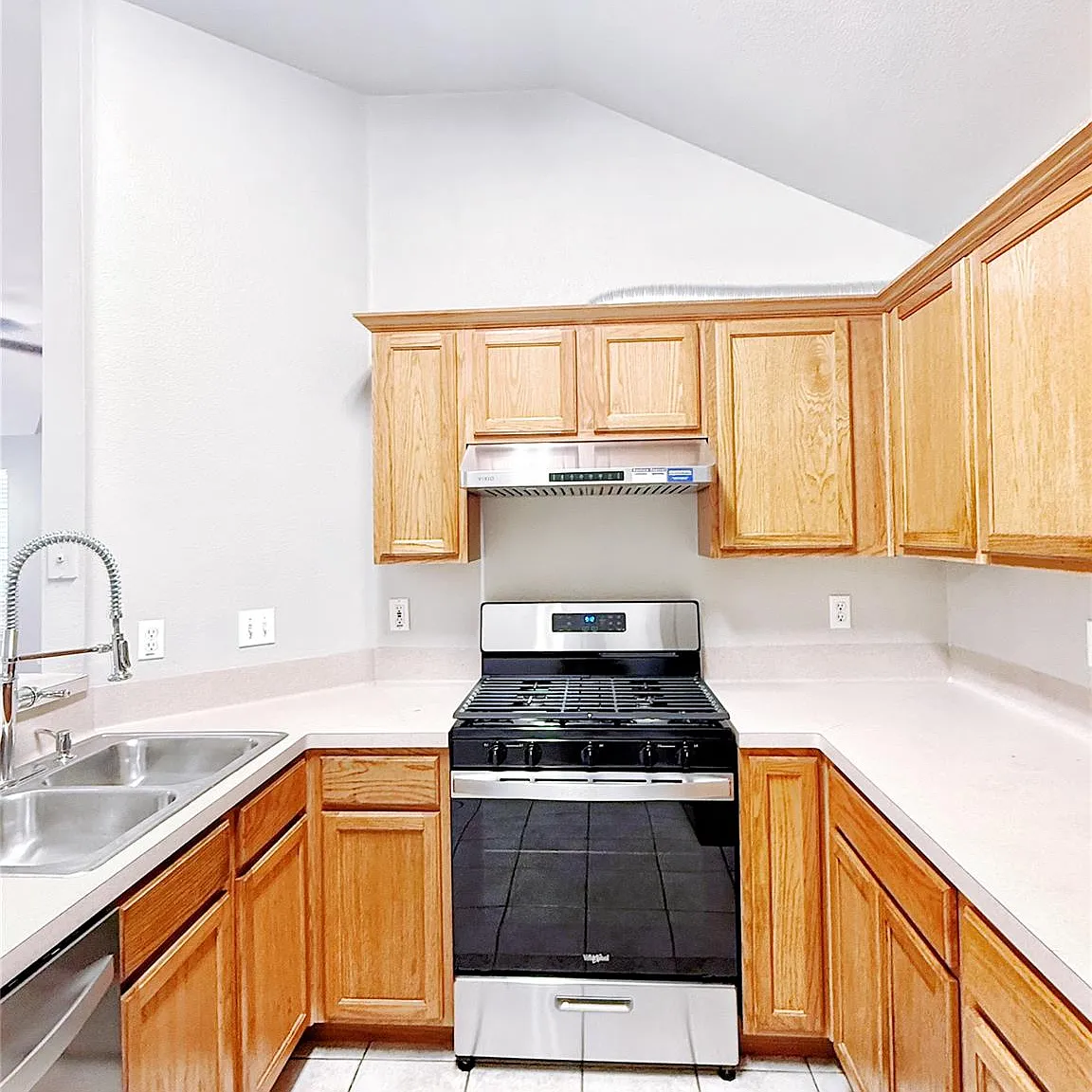 3 bed, 2.0 bath, 1111 sqft, $1,800 — Photo 4