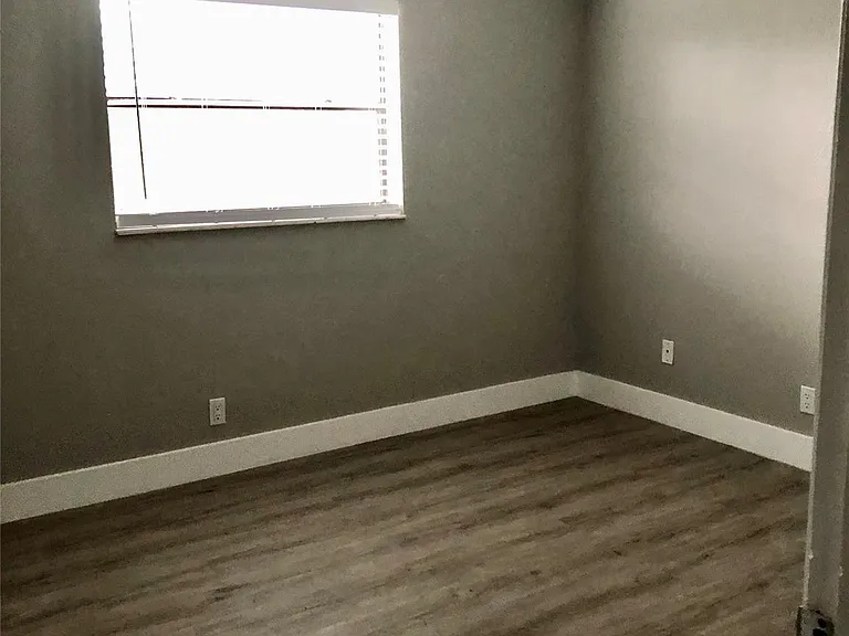 500 NE 2nd St #215 — Photo 18