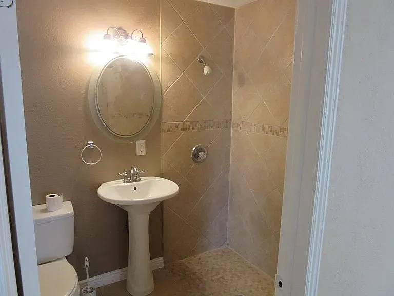 5 bed, 2011 sqft, $3,900 — Photo 3