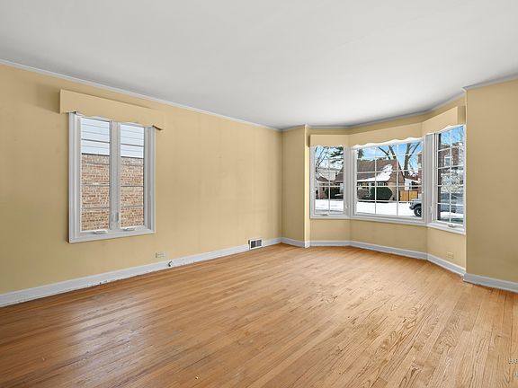 4th image of 7634 W Palatine Ave