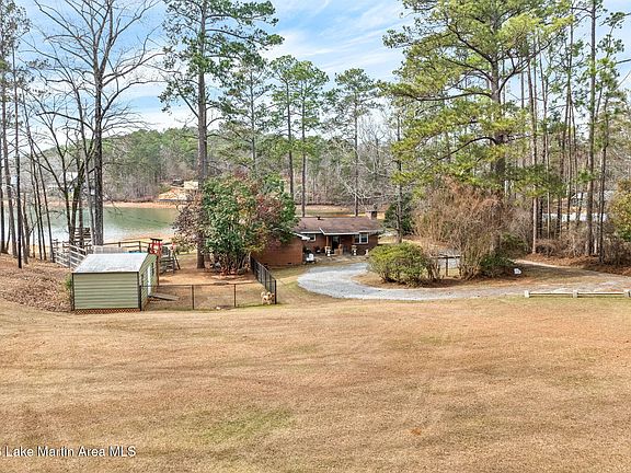 4th image of 2297 Centerport Rd