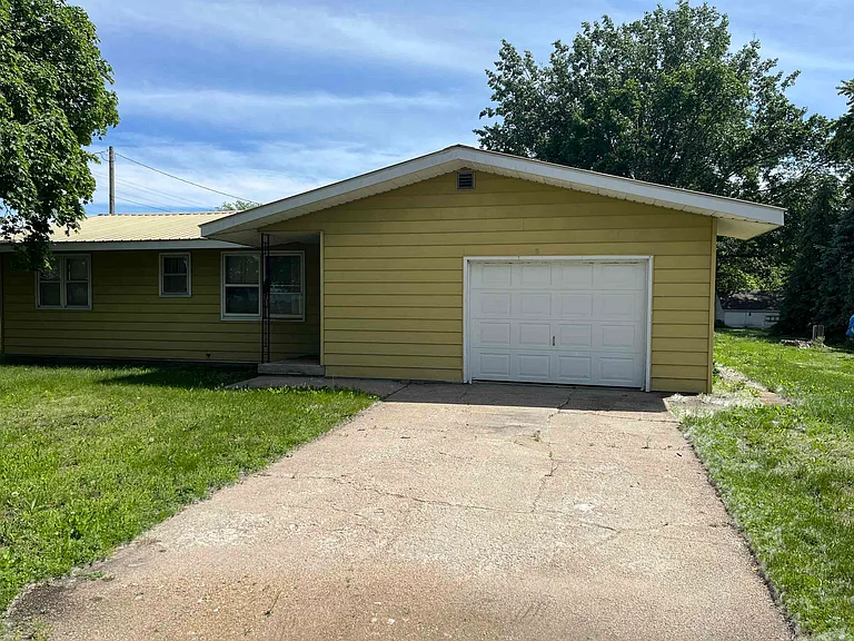 318 E North St — Photo 17