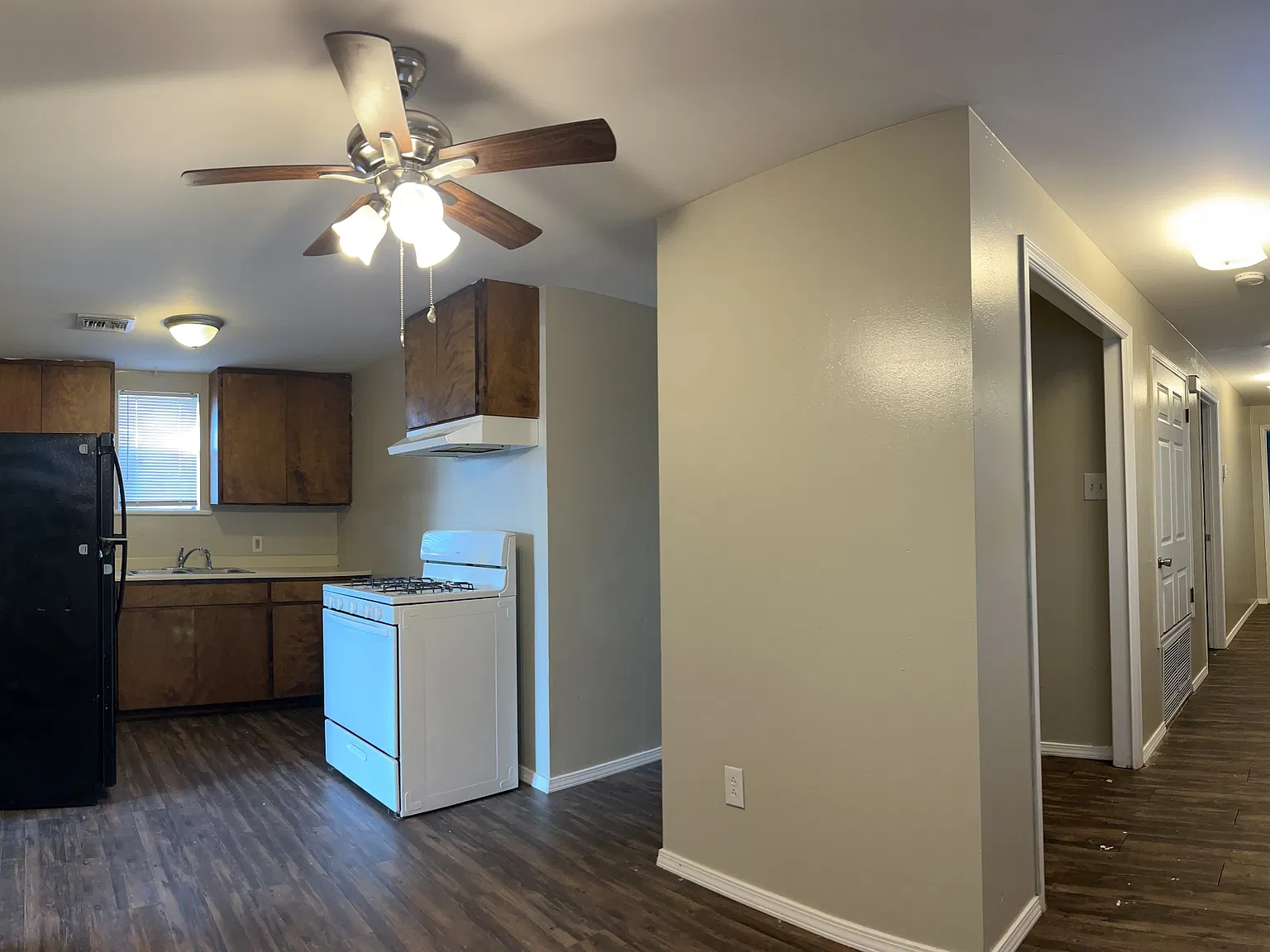 1120 N Oak Apt B - Apt B — Photo 4