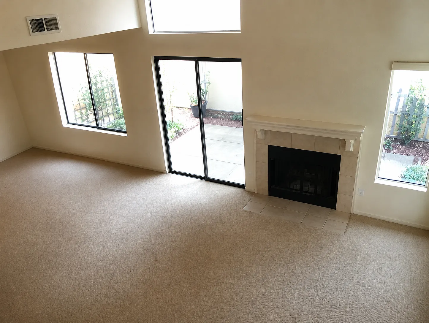 3 bed, 2.5 bath, 1692 sqft, $3,900 — Photo 3