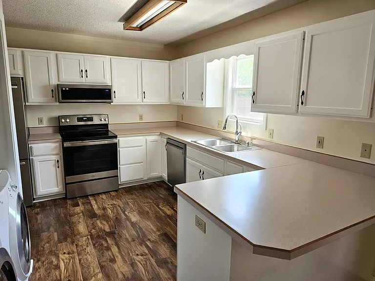 509 Oakfield Dr — Photo 5