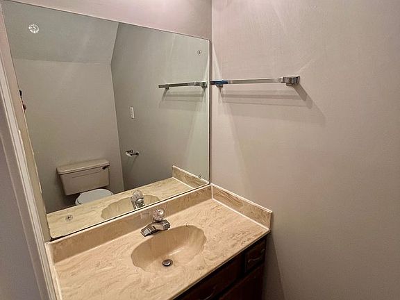 5th image of 860 Village Ct