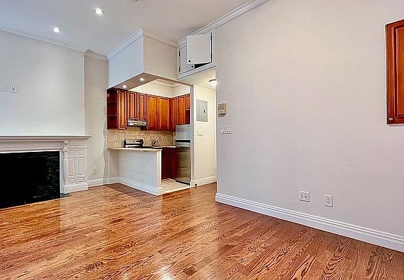 3rd image of 224 W 72nd St APT 2R