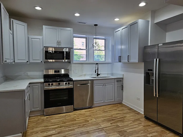 2500 W Pershing Rd #1R — Photo 2